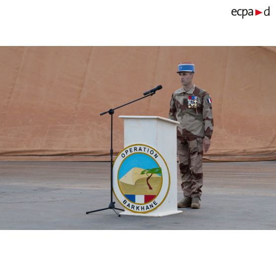 Le colonel Grégoire Chéreau du 4e régiment du matériel (RMAT) prend le commandement des troupes pour une cérémonie de transfert d'autorité à Niamey, au Niger.