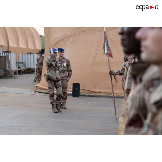 Le colonel Grégoire Chéreau du 4e régiment du matériel (RMAT) passe son groupement en revue aux côtés du colonel Jean-André Casanova pour une cérémonie de transfert d'autorité à Niamey, au Niger.