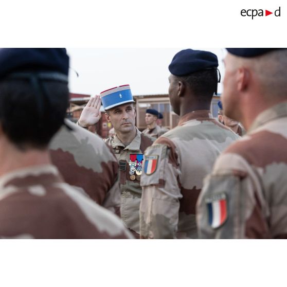 Le colonel Grégoire Chéreau du 4e régiment du matériel (RMAT) passe son groupement en revue pour une cérémonie de transfert d'autorité à Niamey, au Niger.