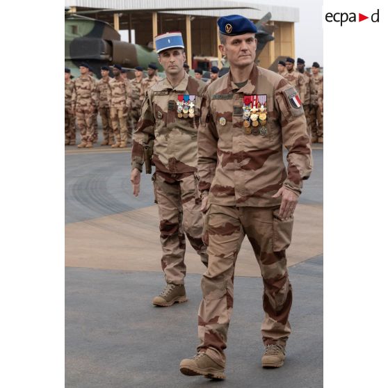 Le colonel Jean-André Casanova passe les troupes en revue aux côtés du colonel Grégoire Chéreau du 4e régiment du matériel (RMAT) pour une cérémonie de transfert d'autorité à Niamey, au Niger.