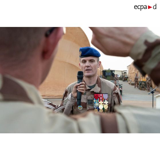 Le colonel Jean-André Casanova remet la médaille d'Outre-mer avec agrafe Sahel à un soldat à Niamey, au Niger.