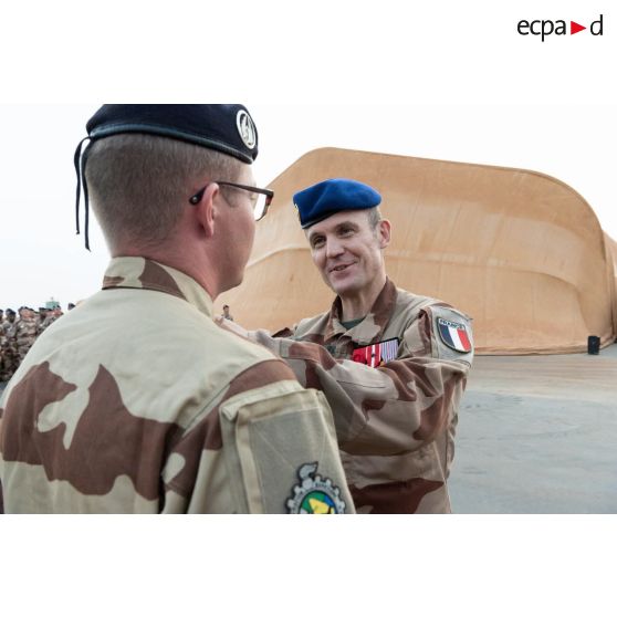 Le colonel Jean-André Casanova remet la médaille d'Outre-mer avec agrafe Sahel à un soldat à Niamey, au Niger.