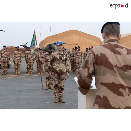 Le colonel Grégoire Chareau du 4e régiment du matériel (RMAT) accompagné de son porte fanion remet son commandement au colonel Jean-André Casanova à Niamey, au Niger.