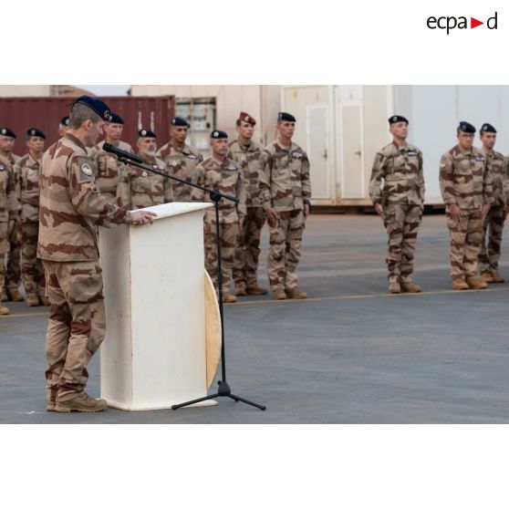 Le colonel Jean-André Casanova lit l'ordre du jour pour une cérémonie de transfert d'autorité à Niamey, au Niger.