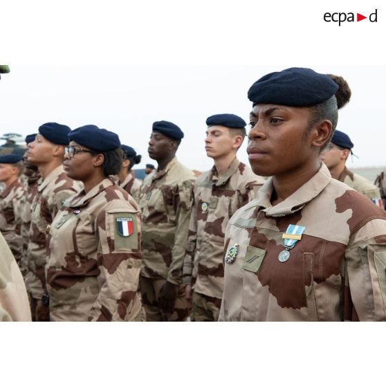 Portrait du soldat de 1re classe Mylène du 4e régiment du matériel (RMAT) décorée de la médaille d'Outre-mer avec l'agrafe Sahel à Niamey, au Niger.