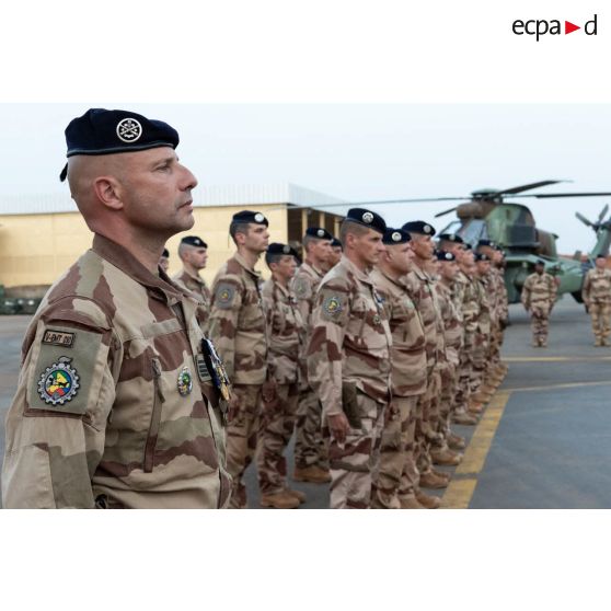 L'officier adjoint au commandant des troupes écoute la lecture de l'ordre du jour pour une cérémonie de transfert d'autorité à Niamey, au Niger.