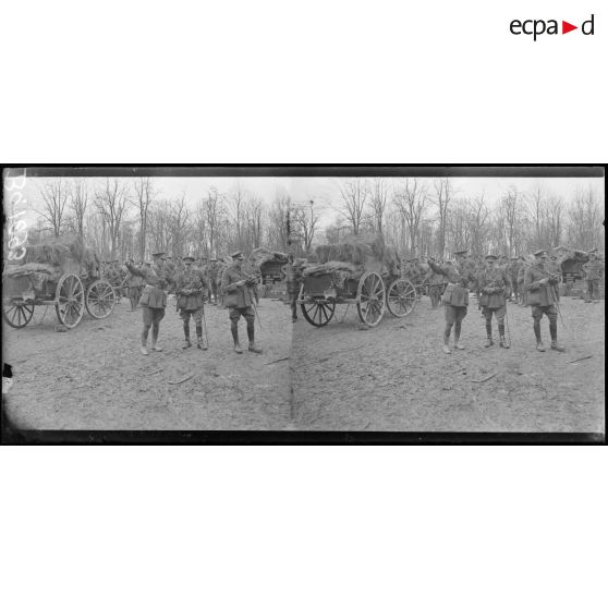 En gare de Longpont (Aisne), anglais prêts à embarquer leurs voitures. [légende d’origine]