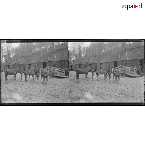 En gare de Longpont (Aisne), après la relève, embarquement des chevaux. [légende d’origine]