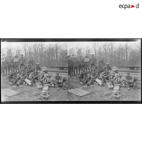 En gare de Longpont (Aisne), groupe de soldats anglais attendant leur embarquement. [légende d’origine]