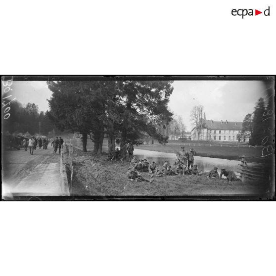 Longpont (Aisne), anglais faisant la pause près d'un convoi pendant la halte. [légende d’origine]