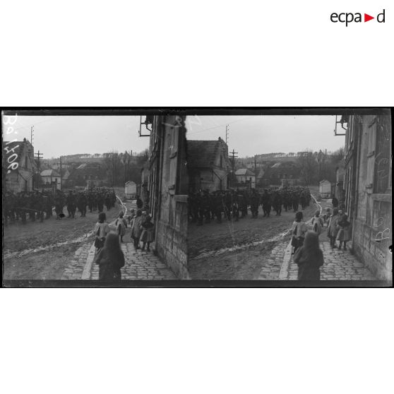 Coeuvres (Aisne), femmes et enfants regardant passer les troupes. [légende d’origine]