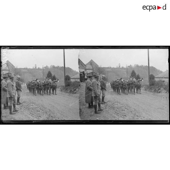 Sur la route de Villers-Cotterêts (Aisne), au 1er plan, poilus français acclamant les Alliés. [légende d’origine]