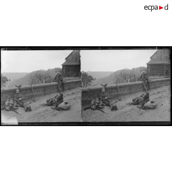 Sur la route de Villers-Cotterêts (Aisne), soldats anglais se reposant dans un village. [légende d’origine]