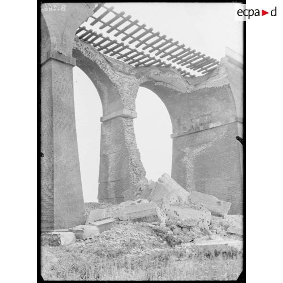 Viaduc de Dannemarie démoli par des 420 allemands. [légende d’origine]