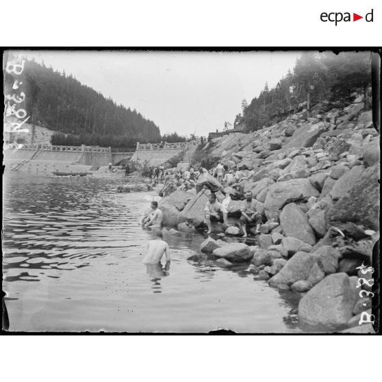 La baignade des Alpins dans le lac noir. [légende d'origine]