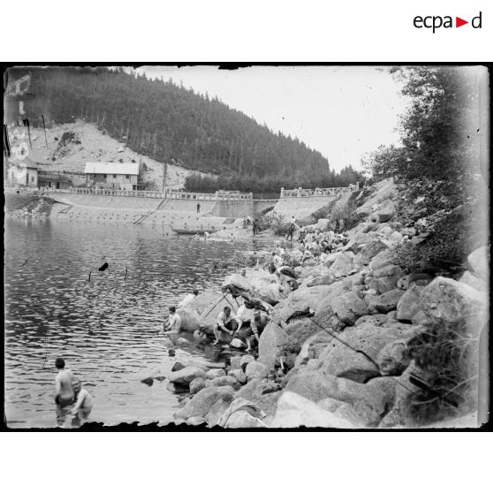 La baignade des Alpins dans le lac noir. [légende d'origine]