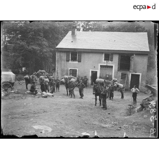 Le Rudlin (Vosges). Chargement des mulets. [légende d’origine]