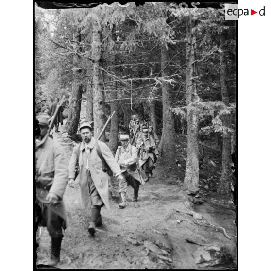 Compagnie défilant sous bois au Schiessroth. [légende d’origine]