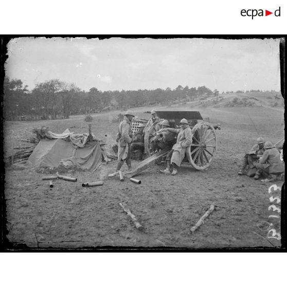 Secteur du Trou Bricot. Artillerie, tir à découvert dans la plaine. [légende d'origine]