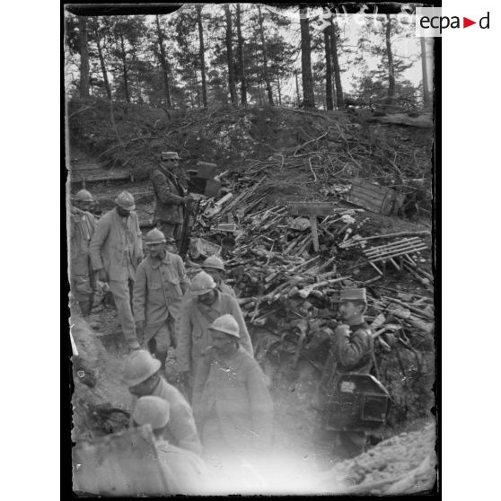 Secteur Bois Bricot. Quelques trophées rassemblés dans les tranchées allemandes. [légende d'origine]