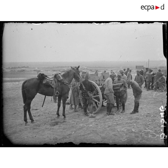 Route de Souain. Canons allemands de 77mm pris le 25 septembre 1915. [légende d'origine]