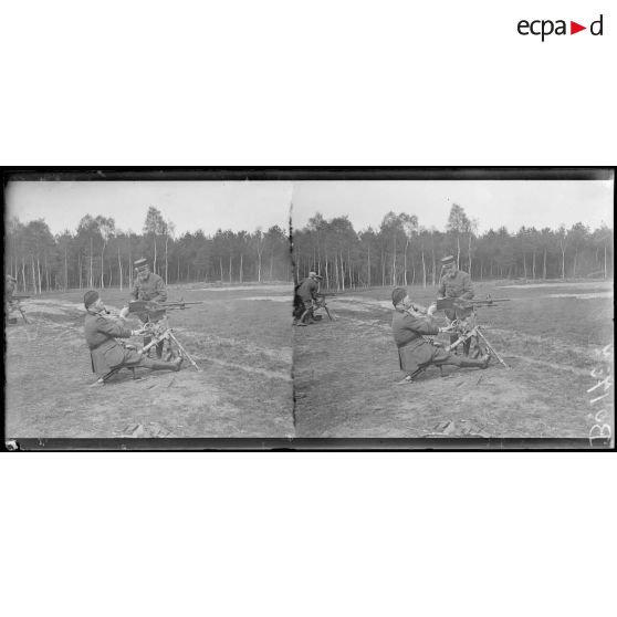 Camp d'instruction des mitrailleurs anglais. Commandant anglais tirant avec une mitrailleuse française. [légende d'origine]