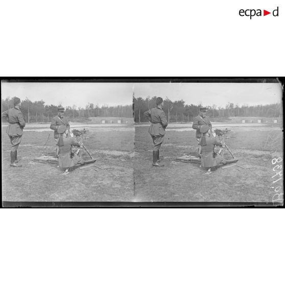 Camp d'instruction des mitrailleurs anglais. Officiers anglais tirant sur silhouette. [légende d'origine]