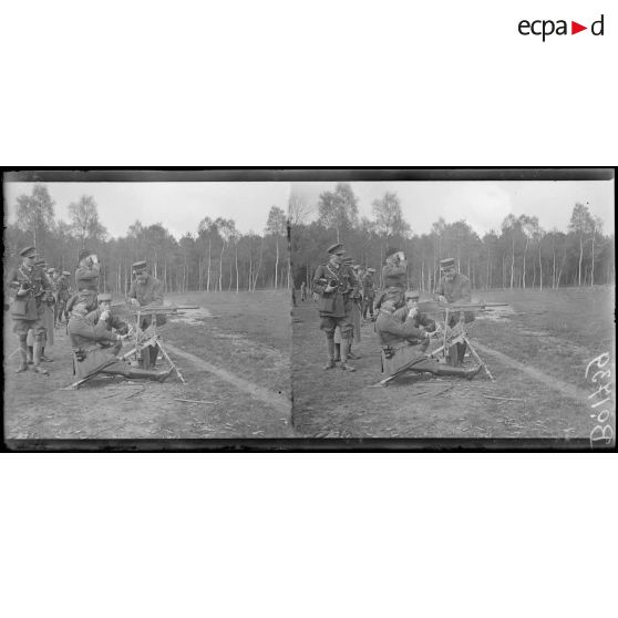 Camp d'instruction des mitrailleurs anglais. Officier tirant avec une mitrailleuse française. [légende d'origine]