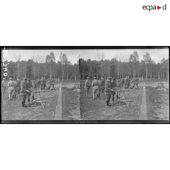 Camp d'instruction des mitrailleurs anglais. Officiers examinant une mitrailleuse française. [légende d'origine]