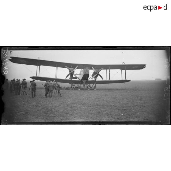 Camp anglais d'aviation. Appareil Handley Page de bombardement. [légende d'origine]