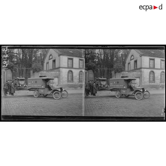 Paris. Ambulance américaine 21 rue Raynouard. Départ d'une section de Californie pour le front français. [légende d'origine]