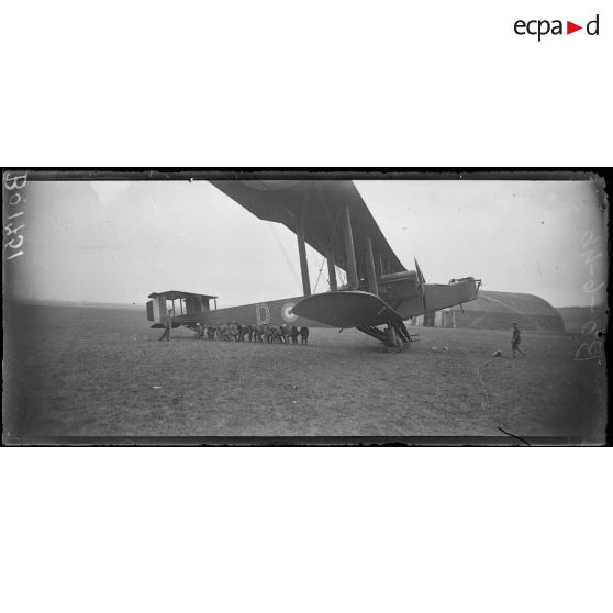 Camp anglais d'aviation. Manoeuvre d'un avion de bombardement pour le départ. [légende d'origine]