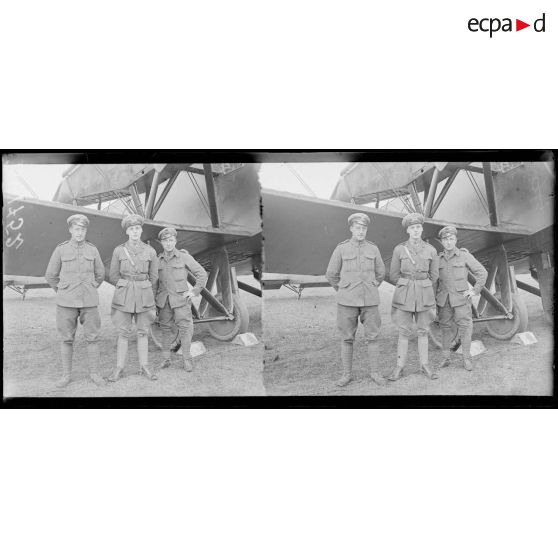 Camp anglais d'aviation. Le capitaine Digby, son bombardier et son mitrailleur qui ont effectué le dernier bombardement de Cologne. [légende d'origine]