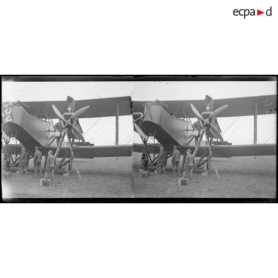 Camp anglais d'aviation. Préparatifs de départ d'un avion de bombardement ; le plein des réservoirs. [légende d'origine]