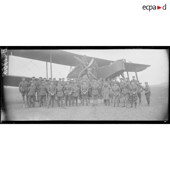 Camp anglais d'aviation. Les officiers et les soldats aviateurs; au centre, le commandant du camp ; à sa gauche, le capitaine Digby. [légende d'origine]