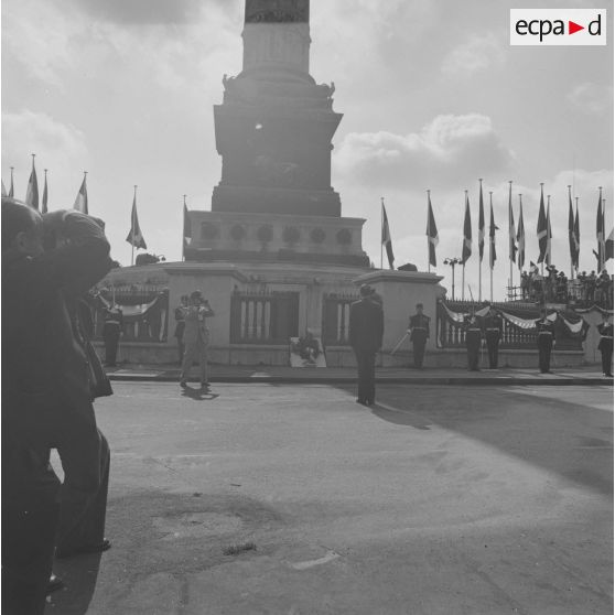 Dépôt d’une gerbe au pied de la colonne de la Bastille par Valéry Giscard d’Estaing, président de la République, lors de la cérémonie militaire du 14 juillet 1974.