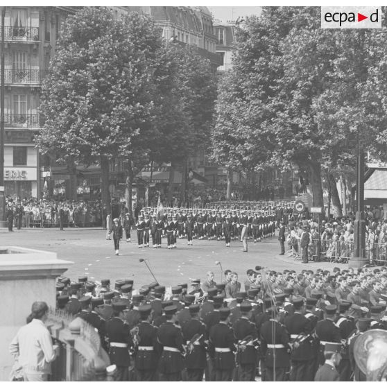 Défilé à pied. Passage du drapeau et sa garde de la compagnie du centre d’instruction naval (CIN) de Saint-Mandrier, lors de la cérémonie militaire du 14 juillet 1974.