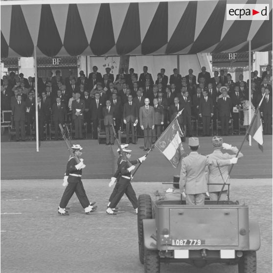 Défilé à pied devant la tribune présidentielle du drapeau (canonniers marins) et sa garde de la compagnie du centre d’instruction naval (CIN) de Saint-Mandrier, lors de la cérémonie militaire du 14 juillet 1974.