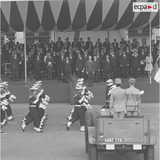 Défilé à pied devant la tribune présidentielle de la compagnie du centre d’instruction naval (CIN) de Saint-Mandrier, lors de la cérémonie militaire du 14 juillet 1974.