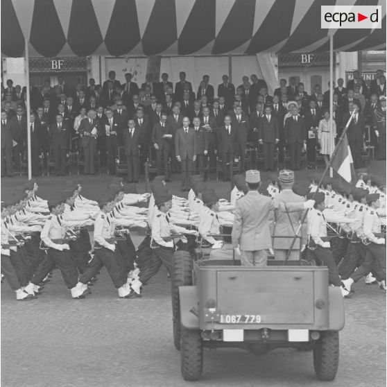 Défilé à pied devant la tribune présidentielle de la compagnie de l’école de l’air, lors de la cérémonie militaire du 14 juillet 1974.