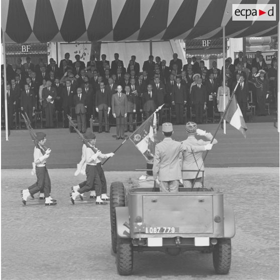 Défilé à pied devant la tribune présidentielle du drapeau et sa garde de la compagnie de l’école de l’air, lors de la cérémonie militaire du 14 juillet 1974.