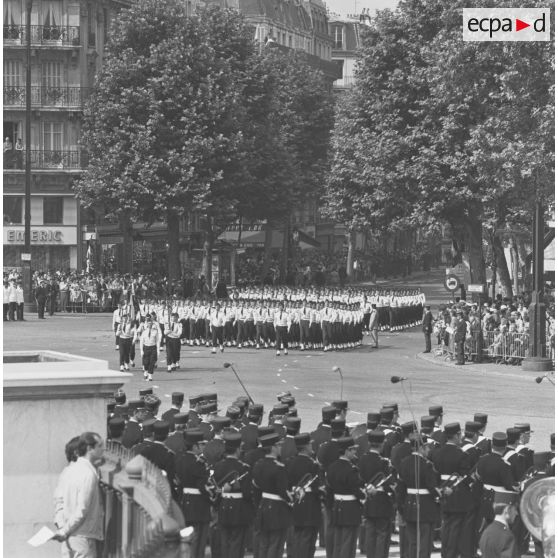 Défilé à pied. Passage du drapeau et sa garde de la compagnie de l’école d’enseignement technique de l’armée de l’air (EETAA) de Saintes, lors de la cérémonie militaire du 14 juillet 1974.