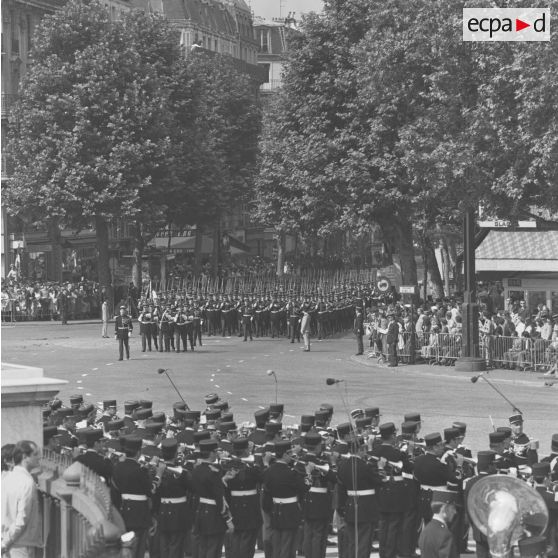 Défilé à pied. Passage du drapeau et sa garde d'une compagnie de la Garde républicaine de Paris (GRP), lors de la cérémonie militaire du 14 juillet 1974.