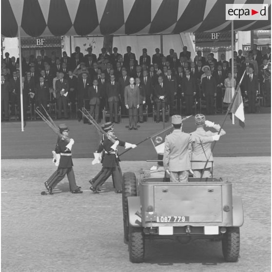 Défilé à pied devant la tribune présidentielle du drapeau et sa garde d'un compagnie de la Garde républicaine de Paris (GRP), lors de la cérémonie militaire du 14 juillet 1974.