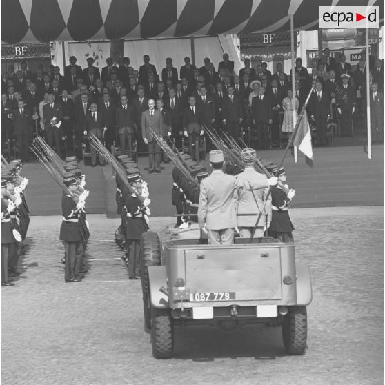 Défilé à pied devant la tribune présidentielle d'une compagnie de la Garde républicaine de Paris (GRP), lors de la cérémonie militaire du 14 juillet 1974.