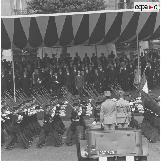 Défilé à pied devant la tribune présidentielle d'une compagnie de la Garde républicaine de Paris (GRP), lors de la cérémonie militaire du 14 juillet 1974.