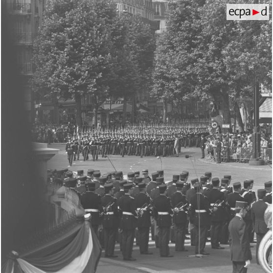 Défilé à pied. Passage du drapeau et sa garde d'escadrons de gendarmerie mobile, lors de la cérémonie militaire du 14 juillet 1974.