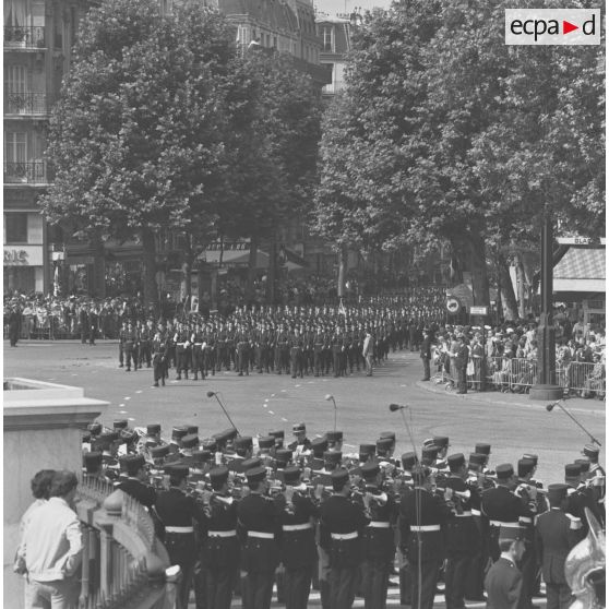 Défilé à pied. Passage du drapeau et sa garde du1er groupe de chasseurs mécanisé (1er GCM) de Reims, lors de la cérémonie militaire du 14 juillet 1974.