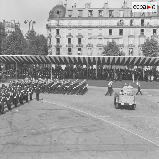 Défilé à pied. Passage d'une compagnie de l’école de l’air de Salon-de-Provence, lors de la cérémonie militaire du 14 juillet 1974.