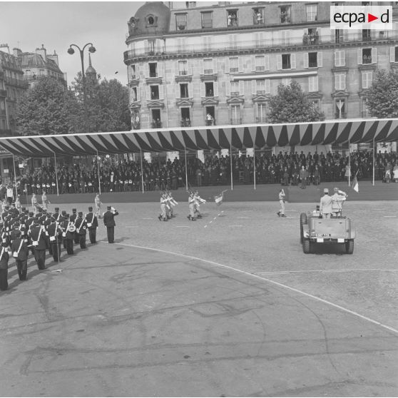 Défilé à pied. Passage du drapeau et sa garde d'une compagnie du centre d’instruction des spécialistes de l’aviation légère de l’armée de terre (CISALAT) de Nancy, lors de la cérémonie militaire du 14 juillet 1974.